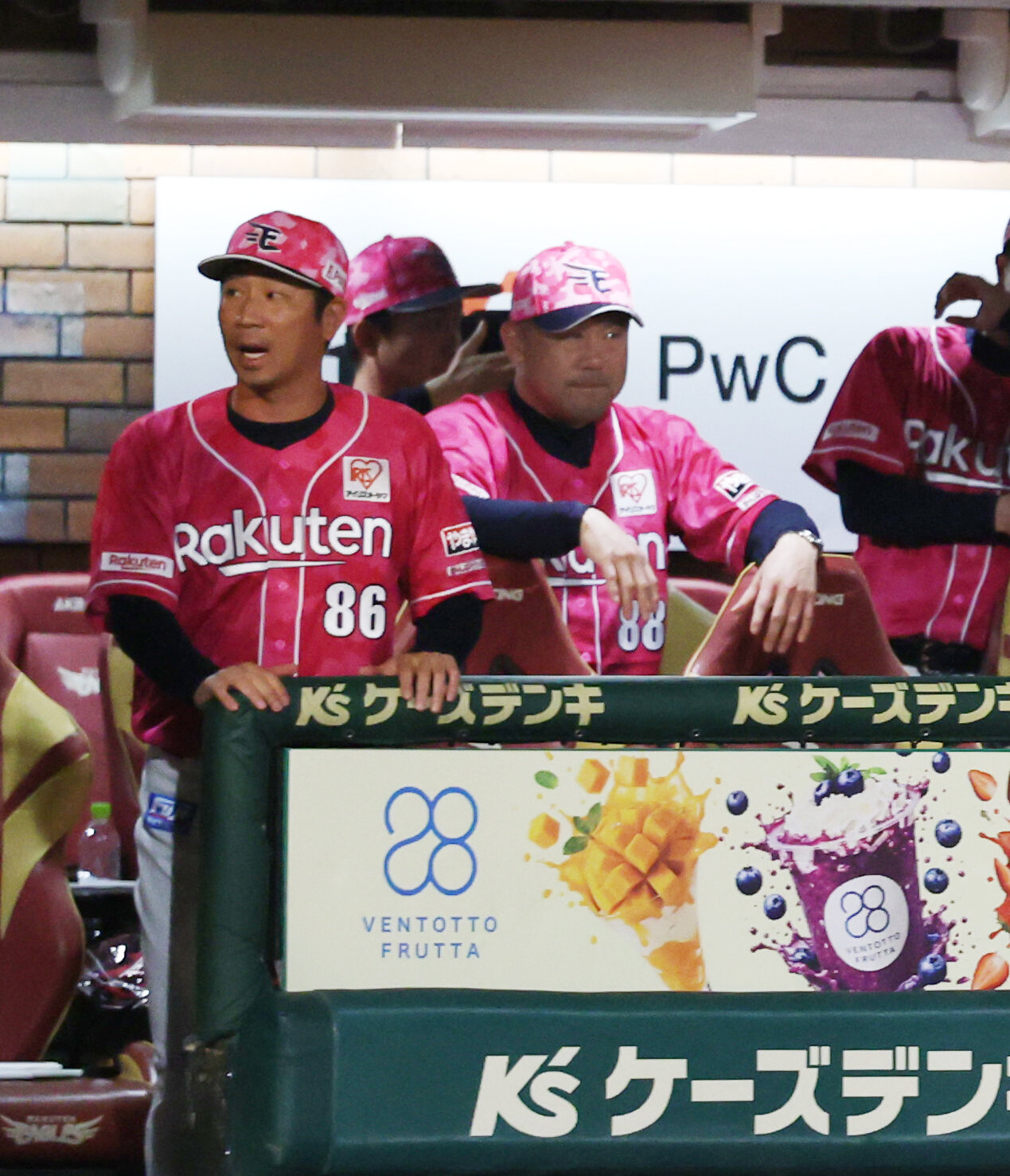 楽天三木肇監督と塩川達也ヘッドコーチ（2026年6月撮影）