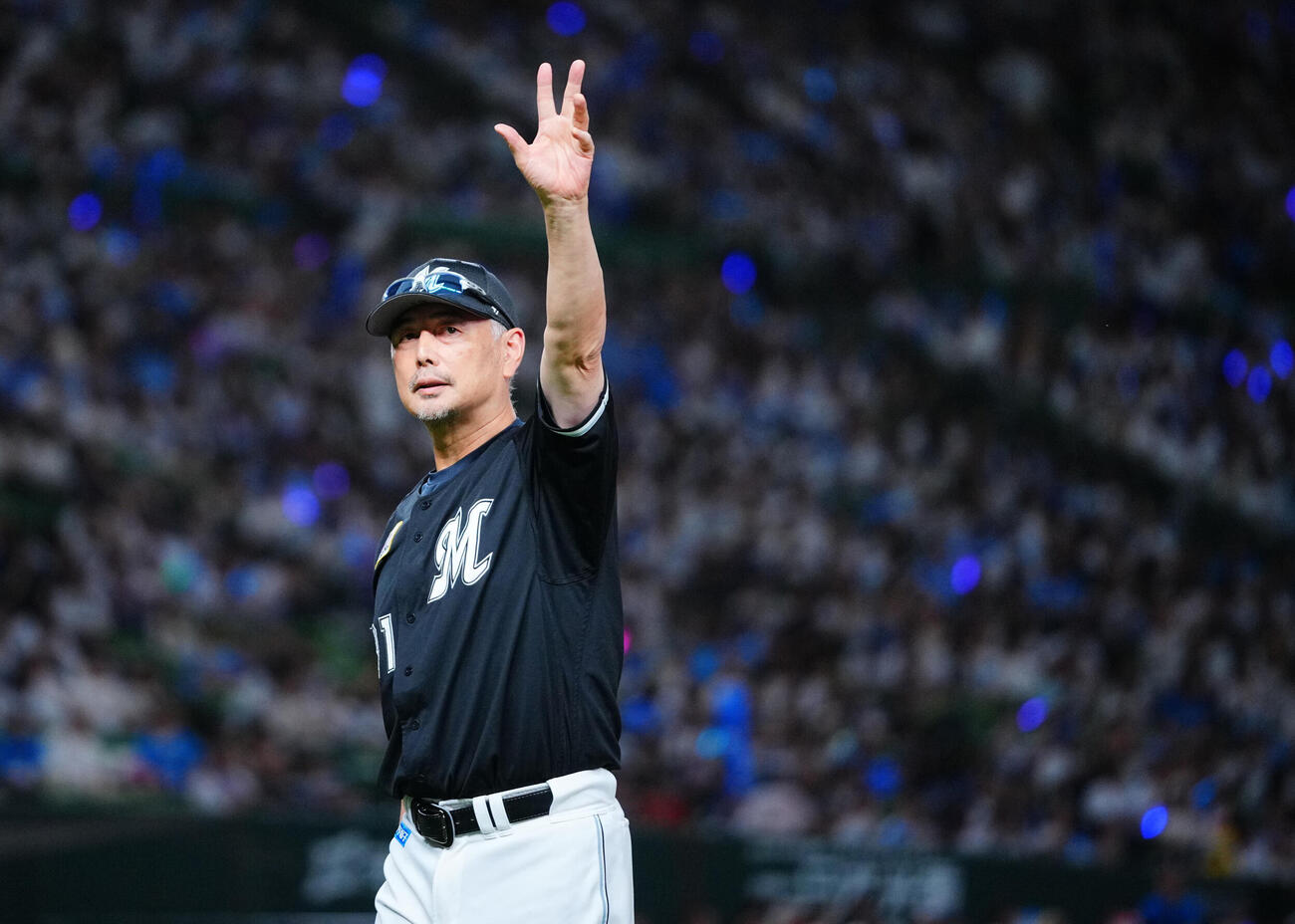 25年9月、スタンドのファンへのあいさつを終え手を振りながら引き揚げるロッテ吉井理人監督