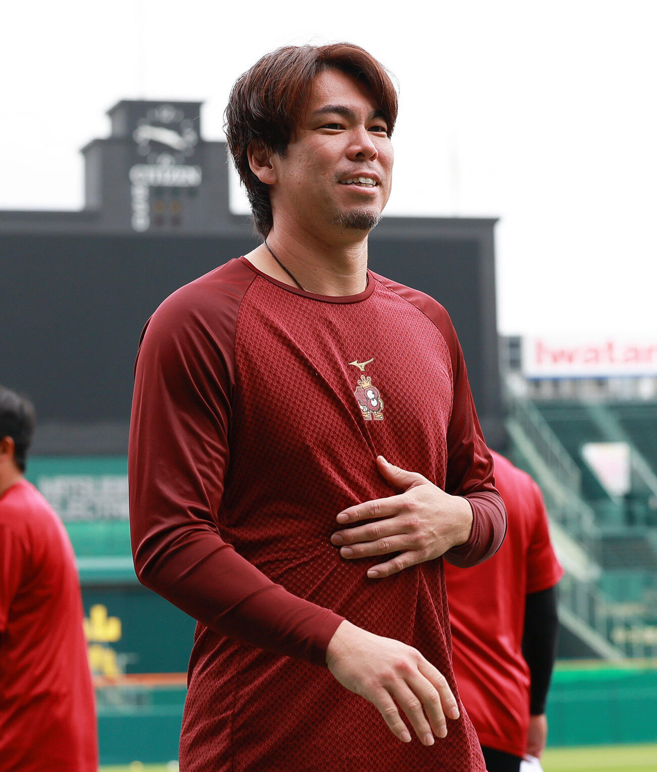 阪神対楽天　甲子園球場のグラウンドでリラックスした表情を見せる楽天前田健太（撮影・上山淳一）