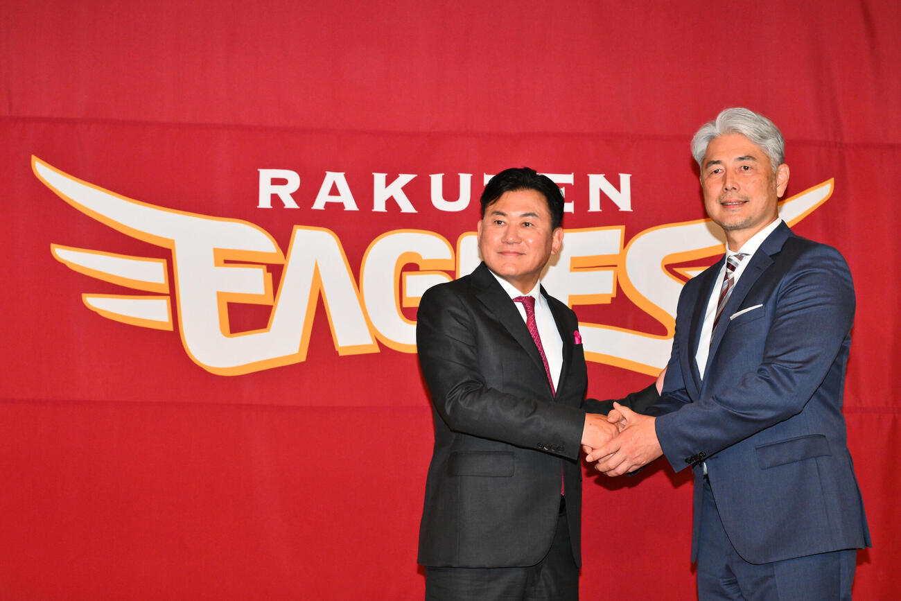 記念撮影する楽天三木谷浩史オーナー（左）と吉井理人新監督（撮影・滝沢徹郎）