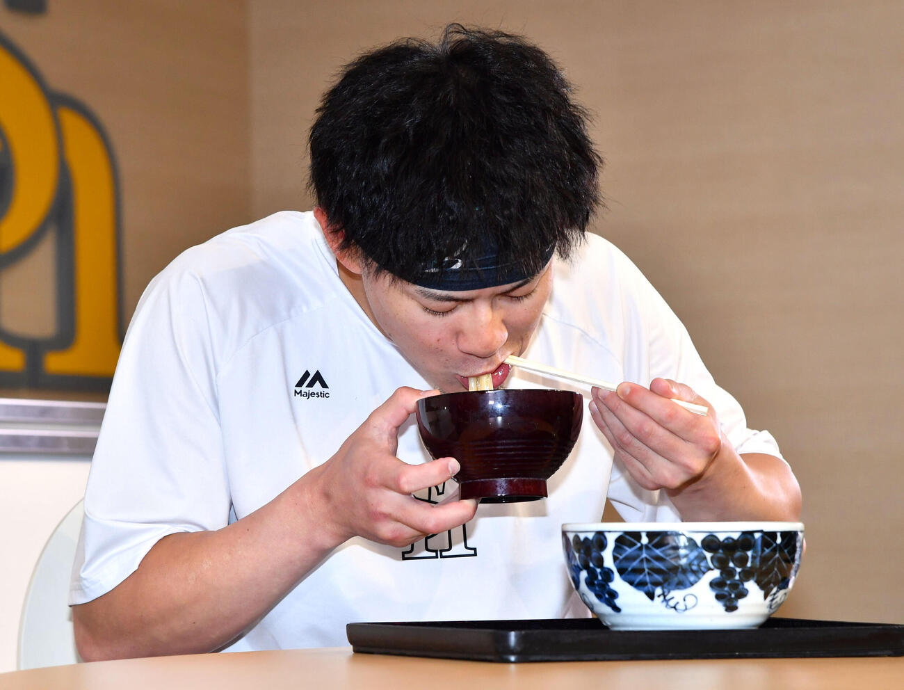 立花うどんとコラボした新商品を試食するソフトバンク牧原大成（撮影・岩下翔太）