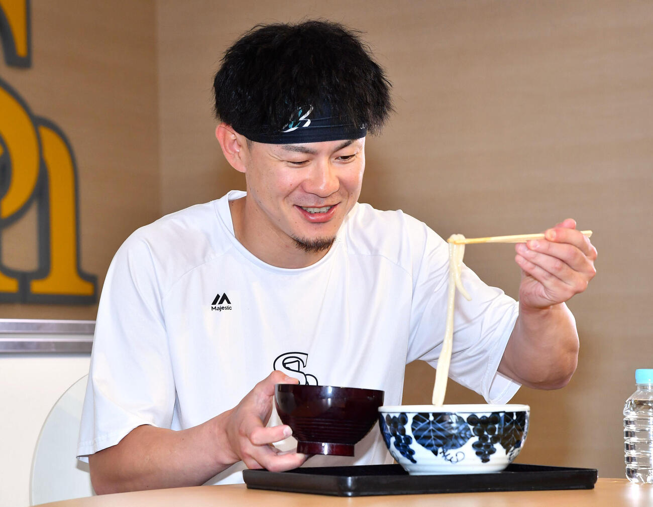 立花うどんとコラボした新商品を試食するソフトバンク牧原大成（撮影・岩下翔太）