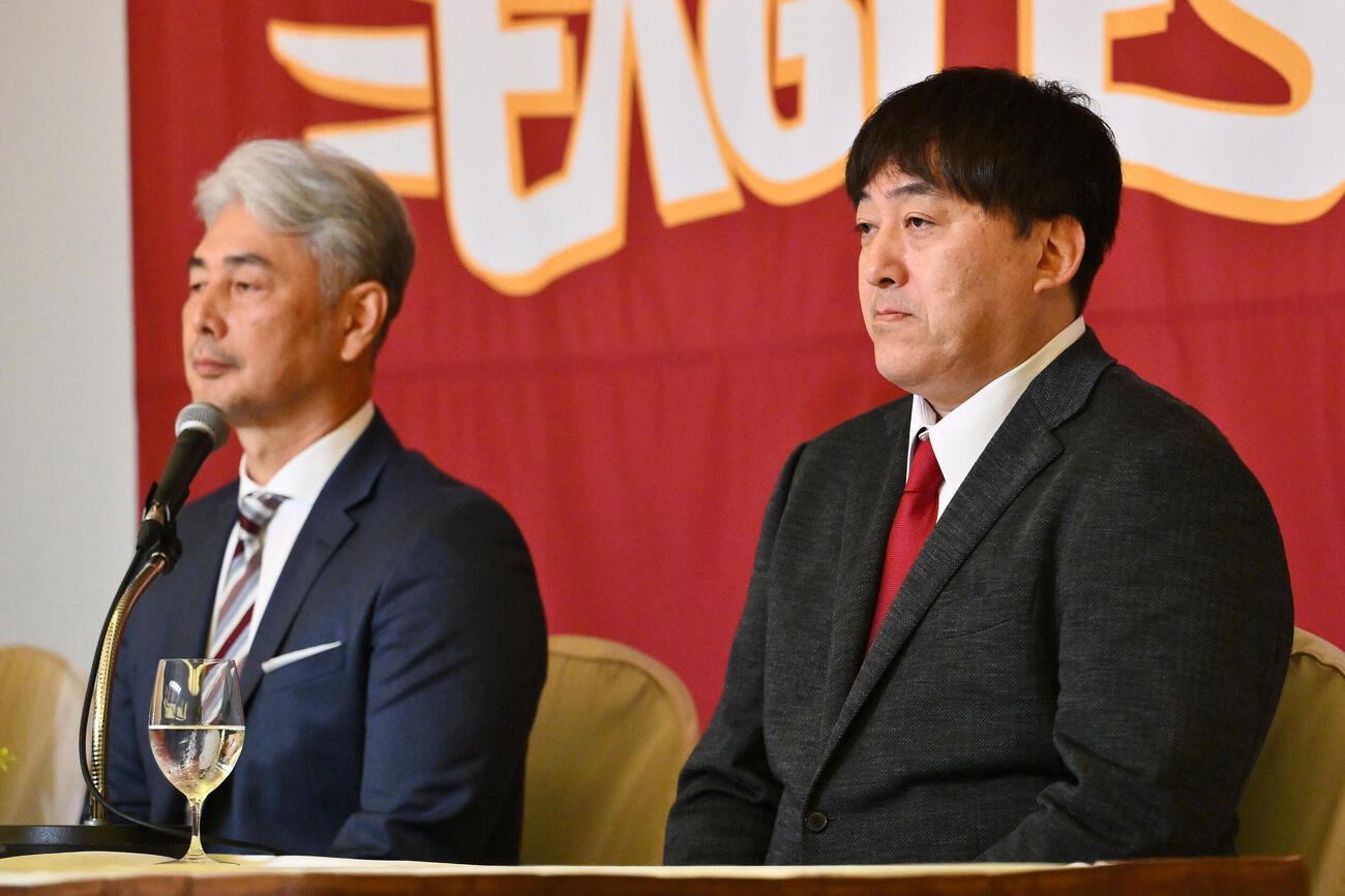 会見に臨む楽天石井一久GM（手前）と吉井理人新監督（撮影・滝沢徹郎）