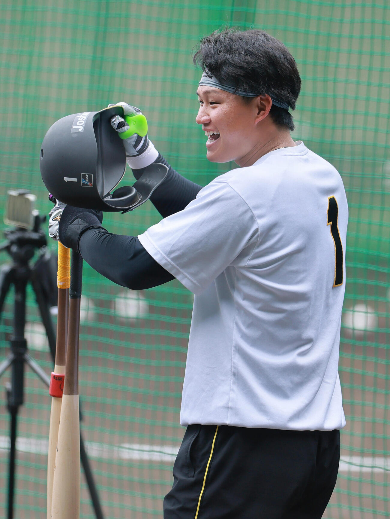 阪神対楽天　試合前、ベンチにいる楽天村林一輝と話す阪神森下翔太（撮影・上山淳一）
