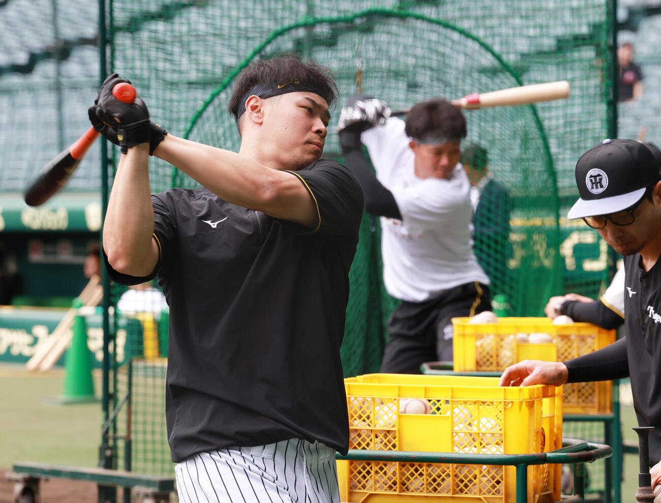 阪神対楽天　試合前の練習に励む阪神佐藤輝明（。奥は阪神森下翔太撮影・上山淳一）