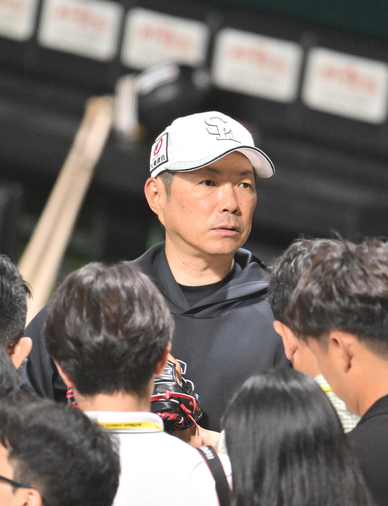 囲み取材に応じる小久保裕紀監督（撮影・林敢治）