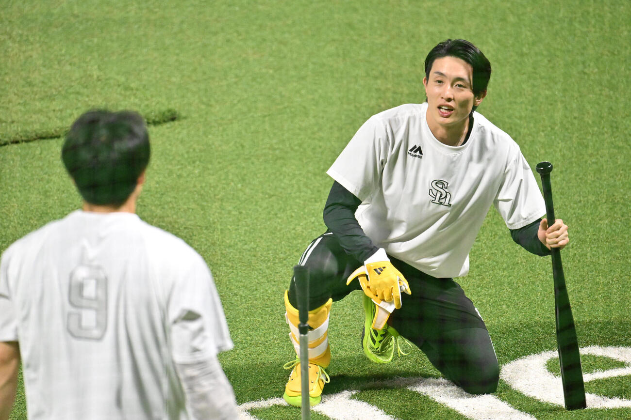 全体練習でソフトバンク柳田悠岐（左）と話すソフトバンク周東佑京（撮影・林敢治）