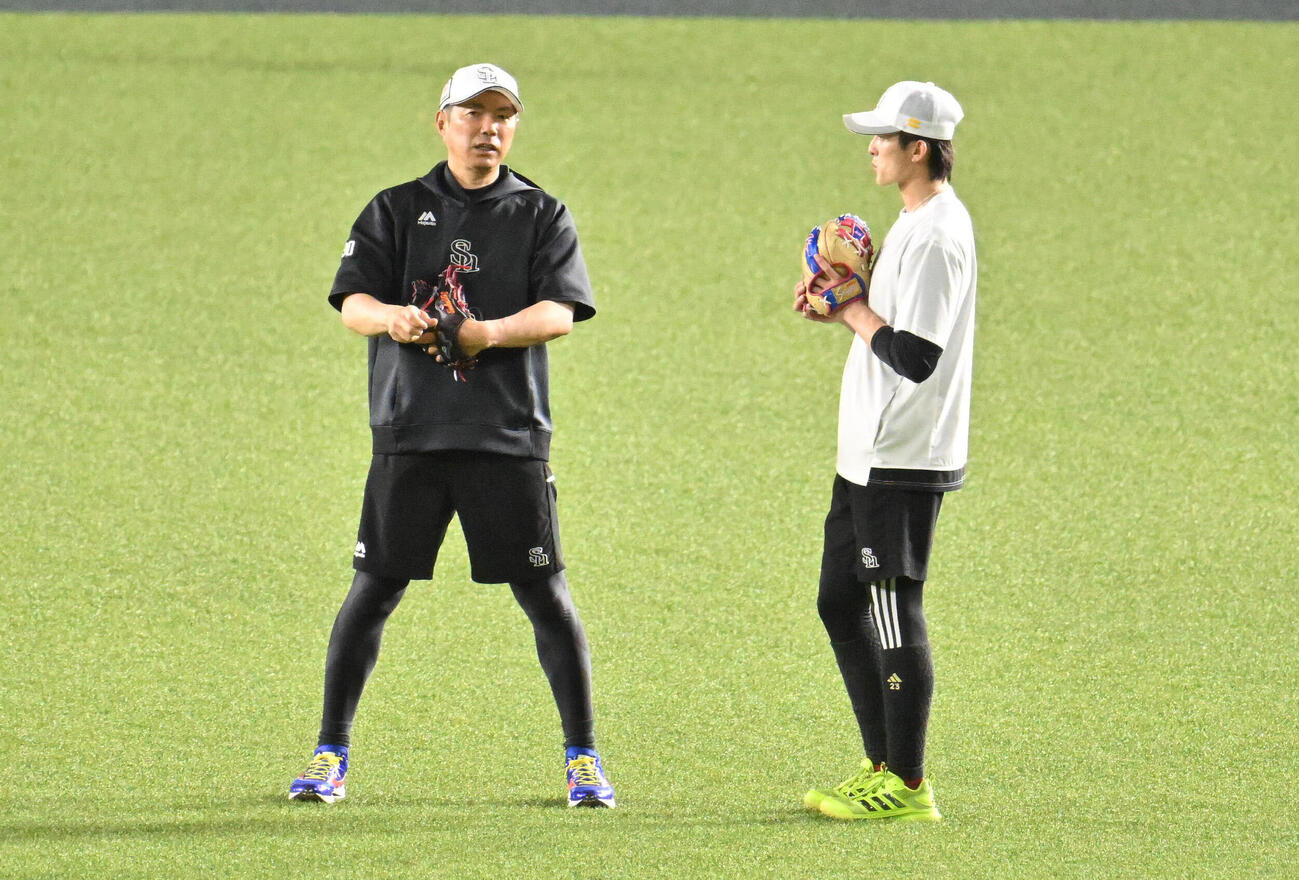 周東佑京（右）と話す小久保裕紀監督（撮影・林敢治）