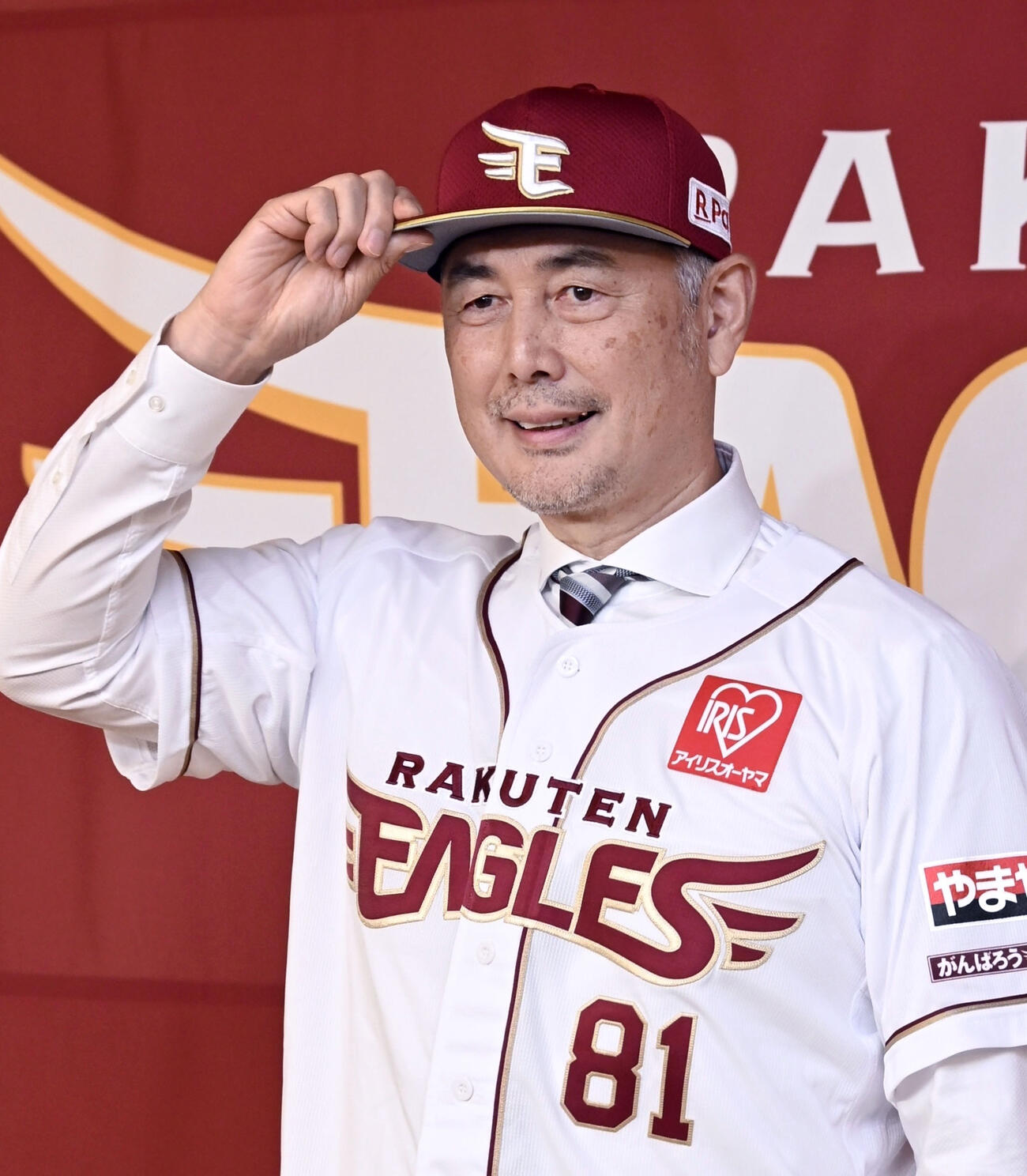 記者会見でポーズをとる、プロ野球楽天の新監督に就任する吉井理人氏＝17日、仙台市　