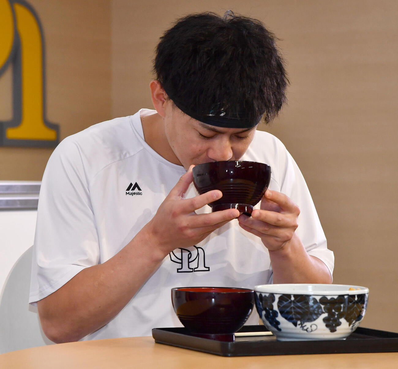 立花うどんとコラボした新商品を試食するソフトバンク牧原大成（撮影・岩下翔太）