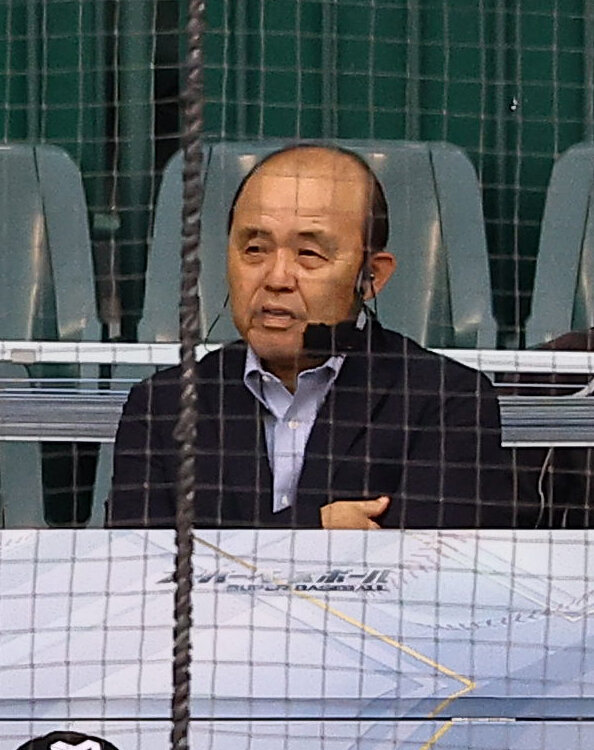 阪神対楽天　解説するする岡田彰布オーナー付顧問（撮影・上田博志)　甲子園球場、阪神対楽天3回戦