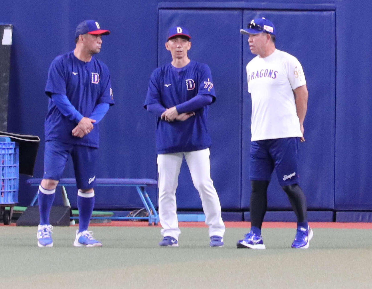バンテリンドームで行われた全体練習中に会話する（左から）松中信彦打撃統括コーチ、嶋基宏ヘッドコーチ、井上一樹監督