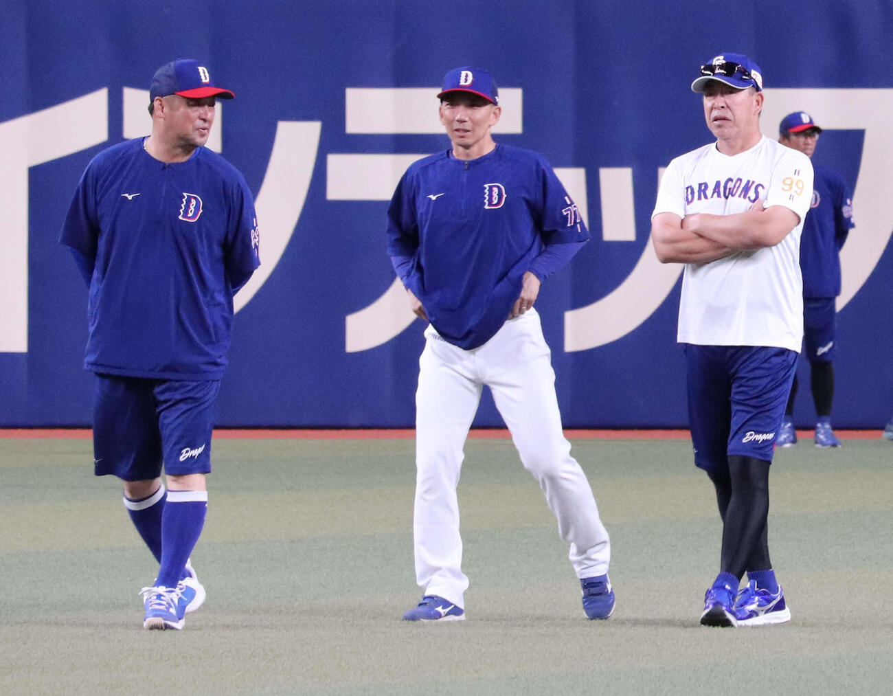 バンテリンドームで行われた全体練習中に会話する、左から松中信彦打撃統括コーチ、嶋基宏ヘッドコーチ、井上一樹監督