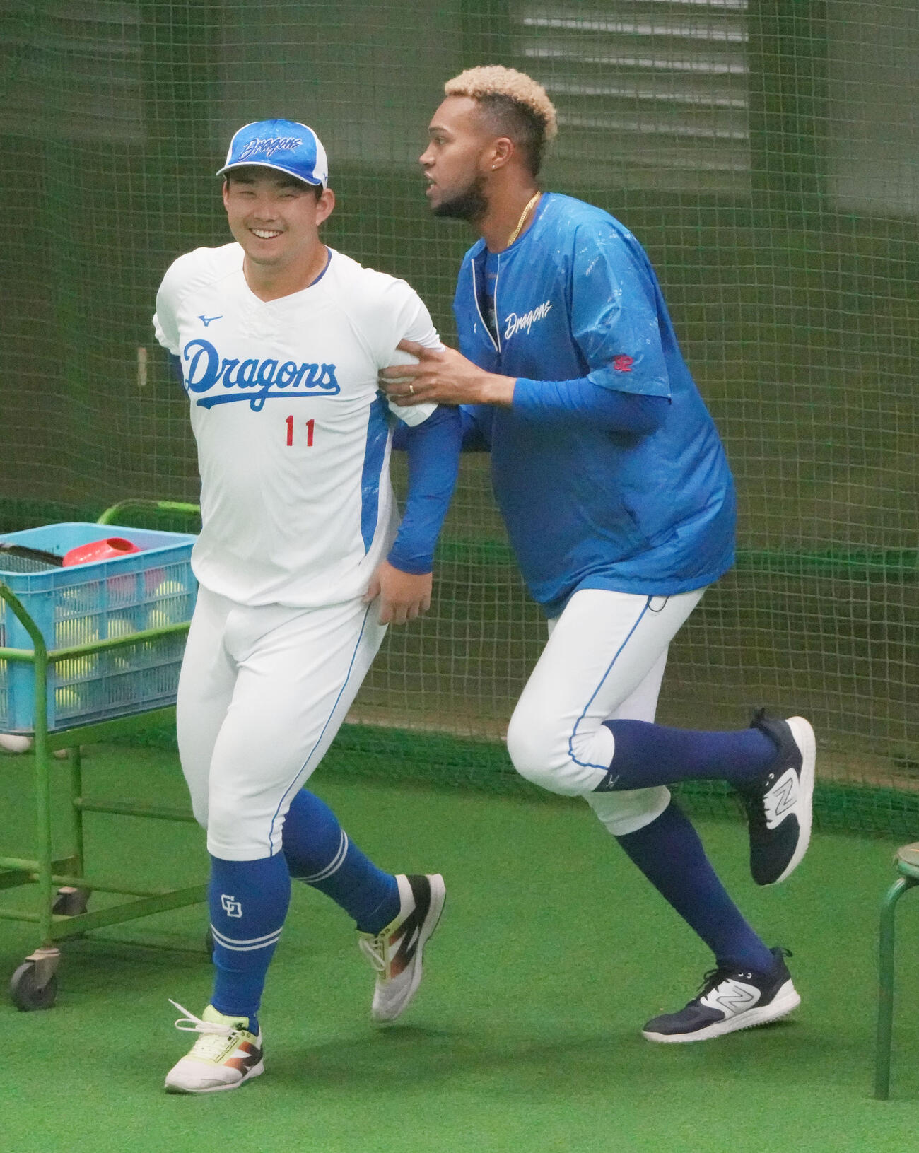 中日ドラゴンズ秋季練習　明るい表情でランニングをする（左から）小笠原慎之介とライデル・マルティネス（2024年10月撮影・森本幸一）