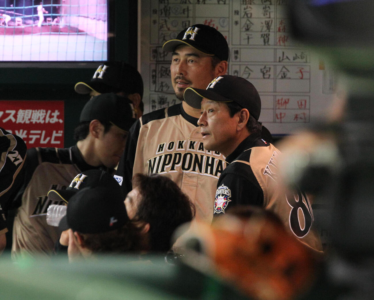 2012年7月25日、ソフトバンク対日本ハム　ベンチで吉井コーチと話しをする栗山監督