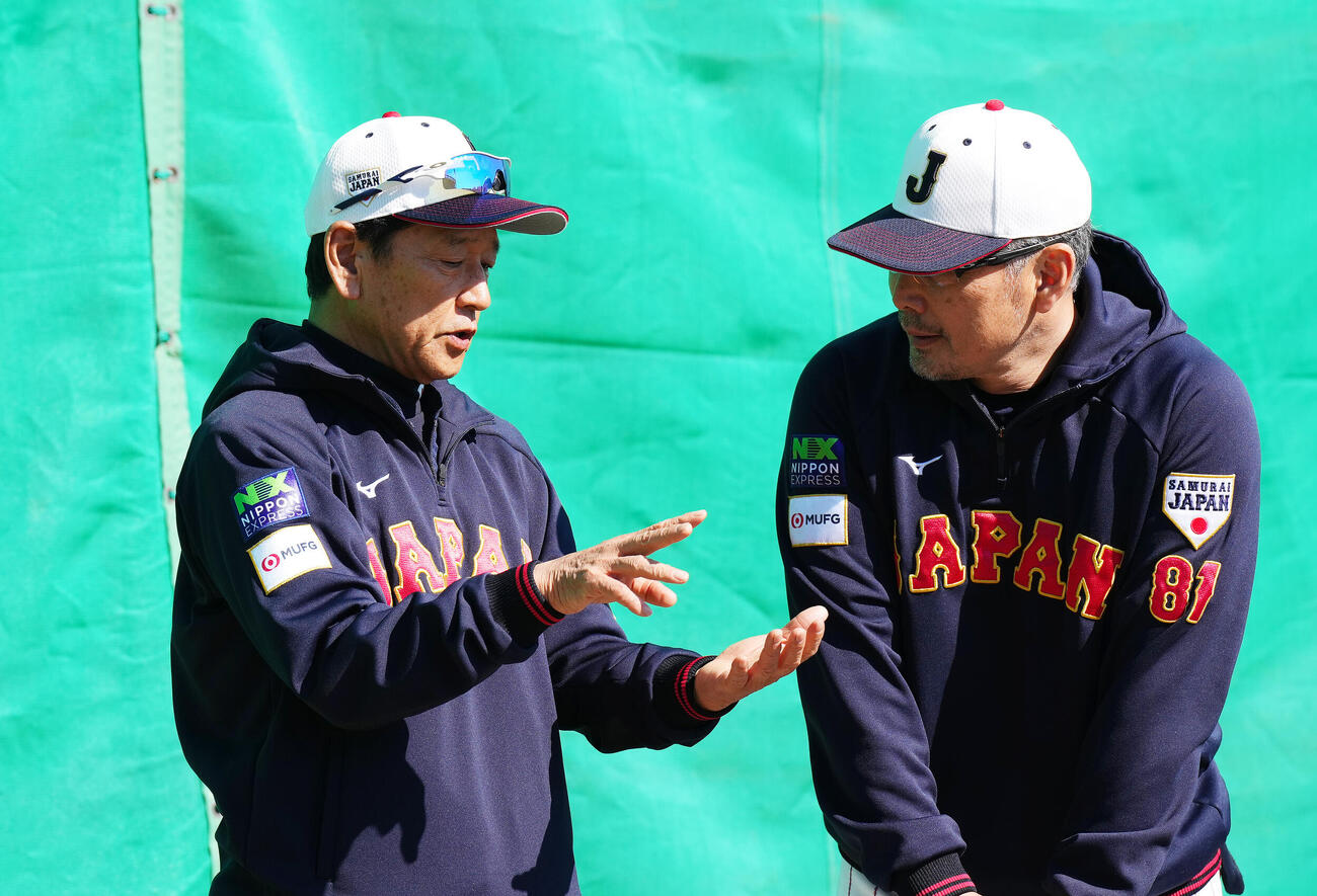 2023年2月27日、WBC日本代表（侍ジャパン）強化合宿　フィールドで吉井理人コーチ（右）と話す栗山監督