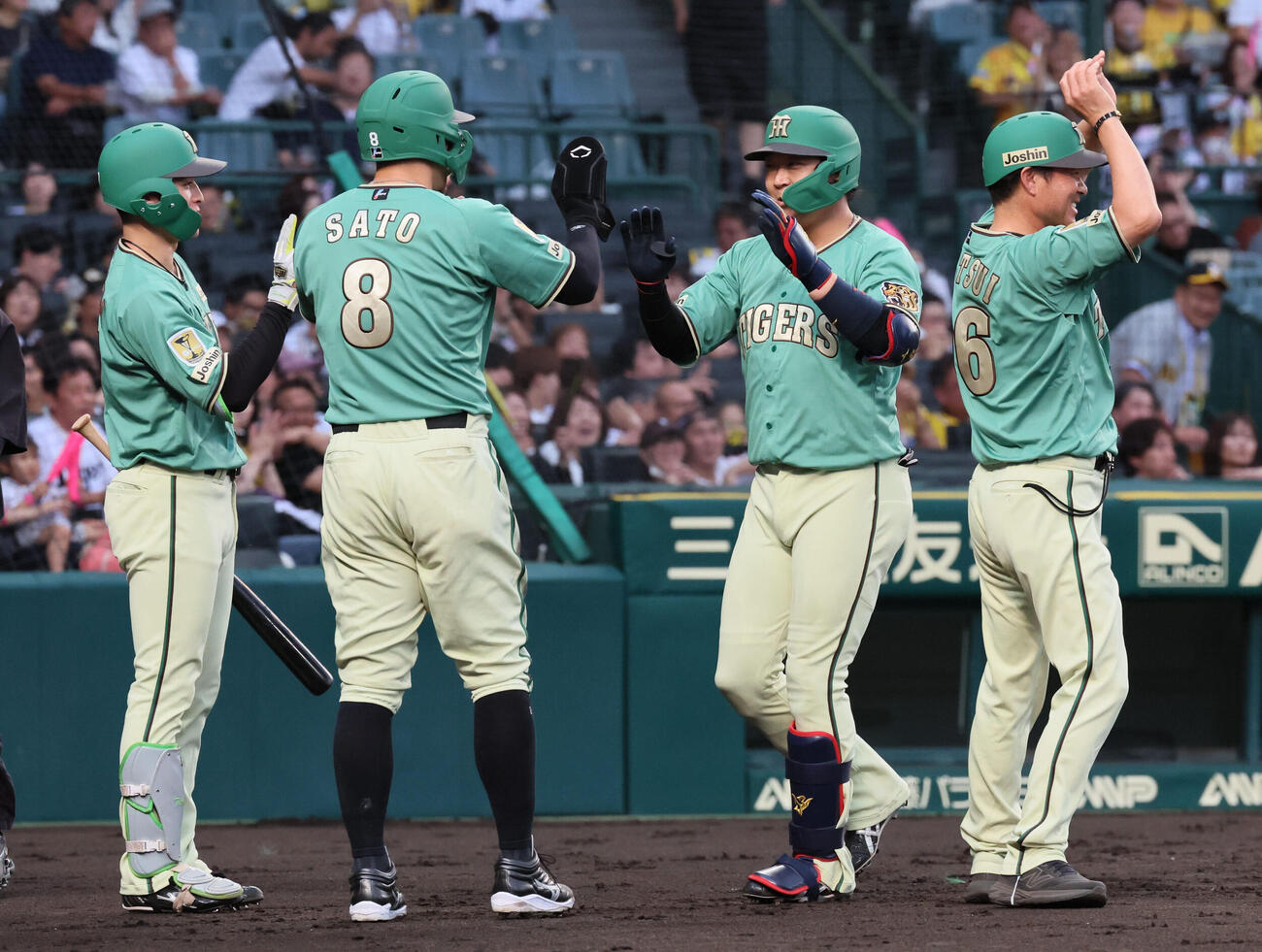 阪神対楽天　2回裏阪神無死一塁、阪神大山悠輔は先制2点本塁打を放ち、佐藤輝明（左から2人目）らに迎えられる（撮影・宮崎幸一）