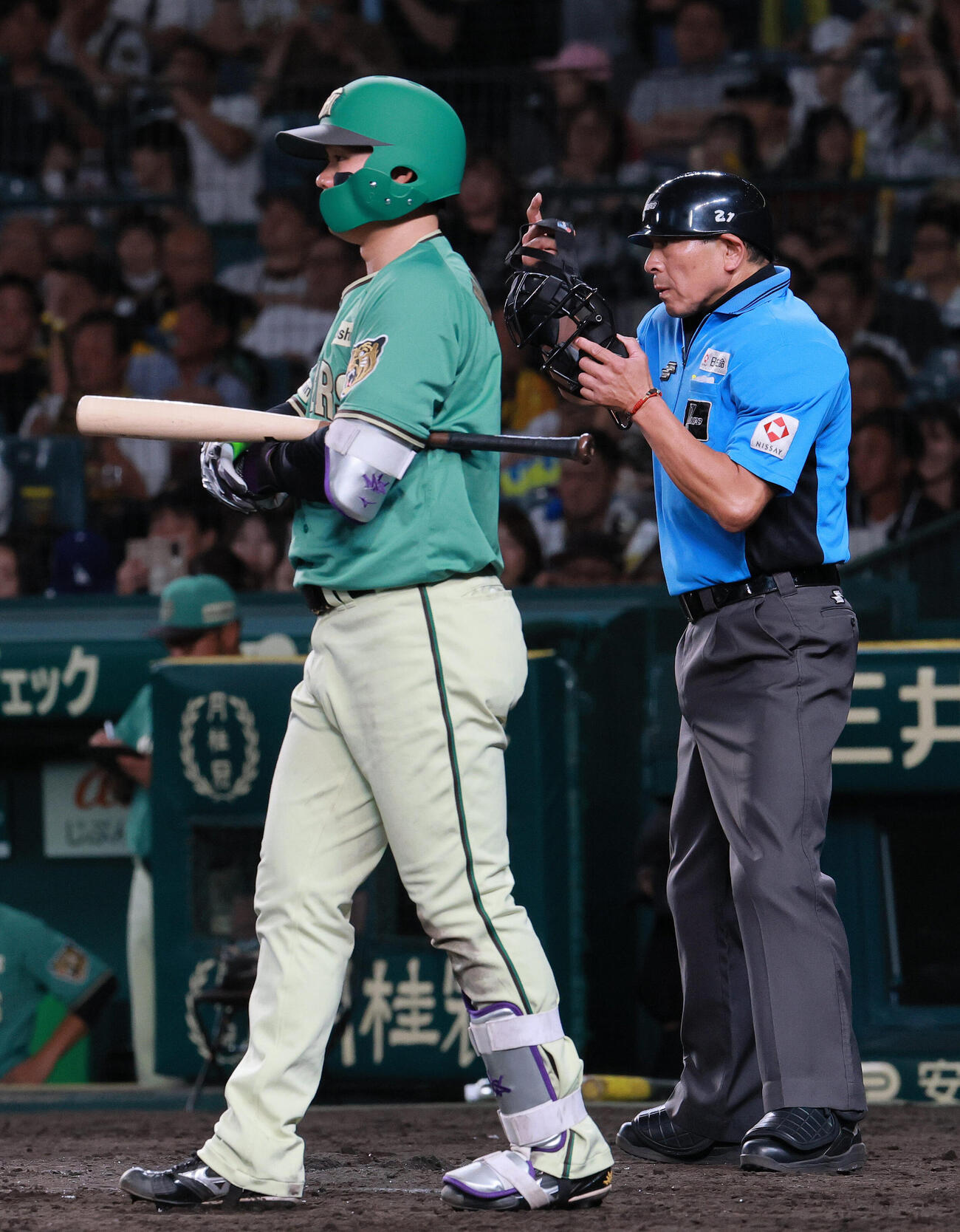 阪神対楽天　7回裏阪神2死二塁、打席に向かう森下翔太。奥は真鍋勝已球審（撮影・上山淳一）