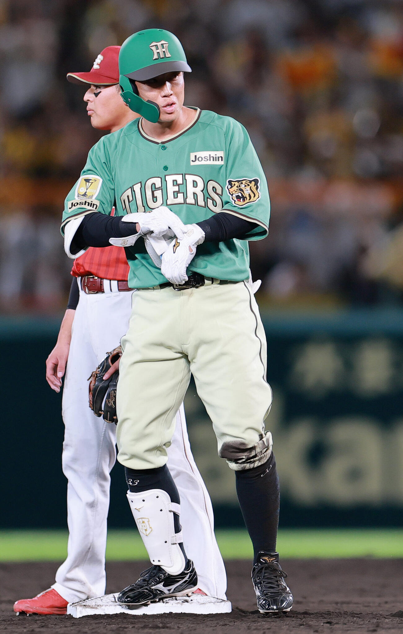 阪神対楽天　7回裏阪神1死、代打糸原健斗は二塁打を放つ（撮影・上山淳一）