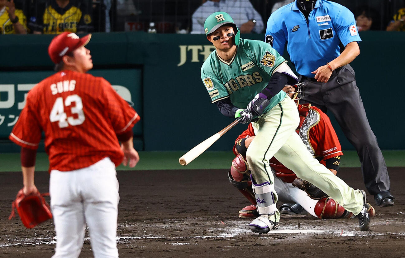 阪神対楽天　7回裏阪神2死二塁、森下翔太は適時二塁打を放つ（撮影・上田博志)　甲子園球場、阪神対楽天3回戦