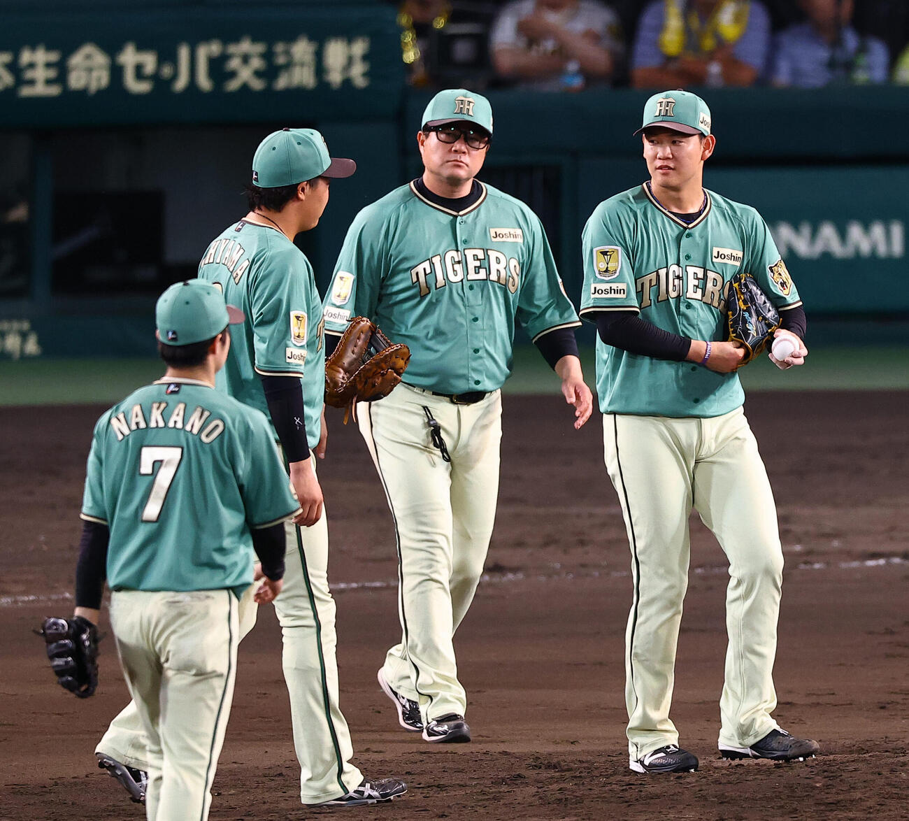 阪神対楽天　8回途中で交代する及川雅貴（右）（撮影・上田博志)　