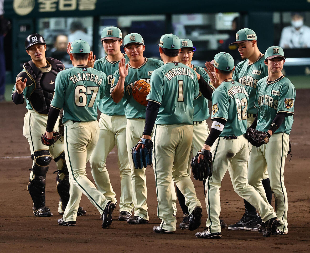 阪神対楽天　楽天に勝利した阪神ナインはハイタッチをする（撮影・上田博志)　甲子園球場、阪神対楽天3回戦