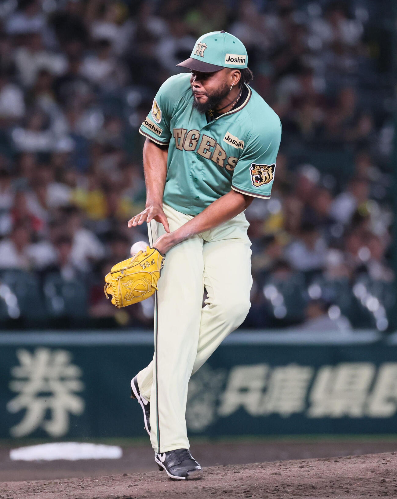 阪神対楽天　8回表楽天2死三塁、ラファエル・ドリスは平良竜哉の打球が足を直撃し、1点を失う（撮影・宮崎幸一）
