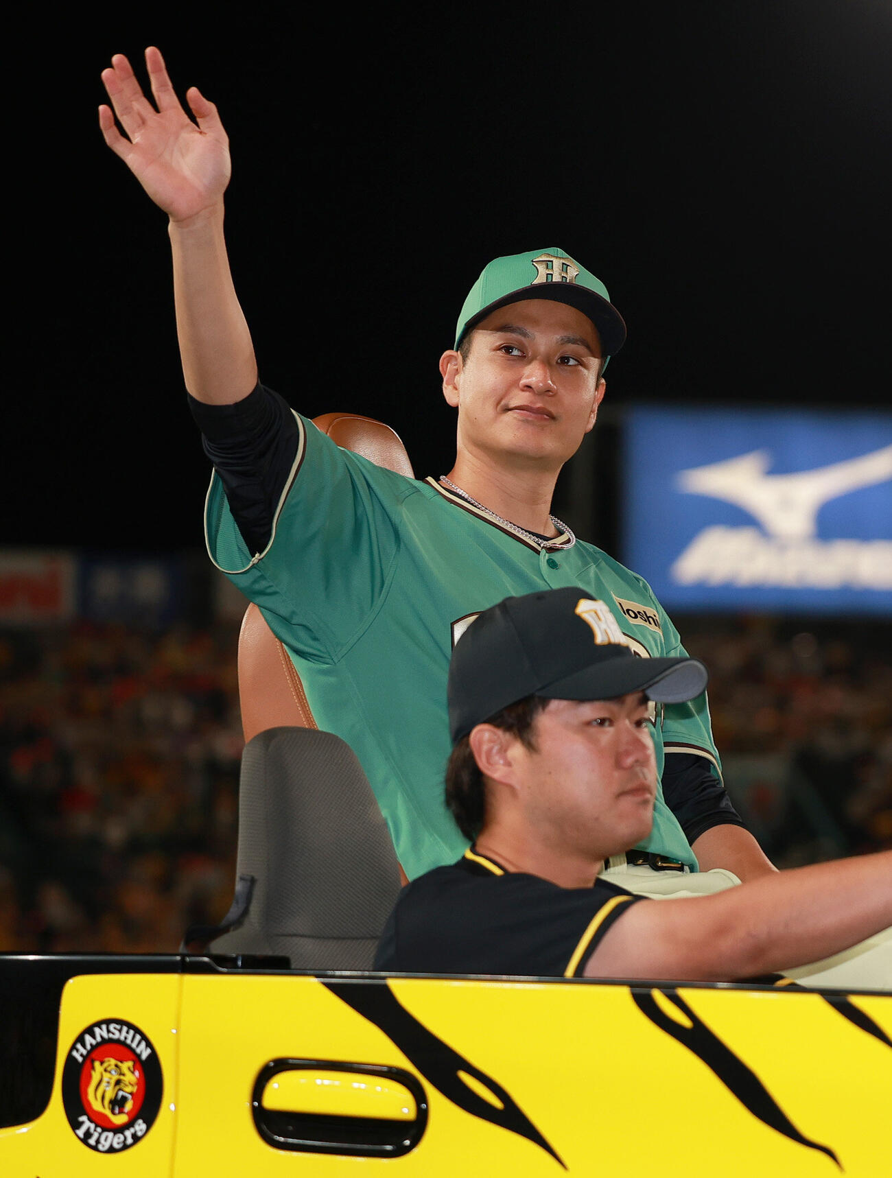 阪神対楽天　楽天に勝利し、ファンの声援に応えるヒーローの阪神大竹耕太郎（撮影・上山淳一）
