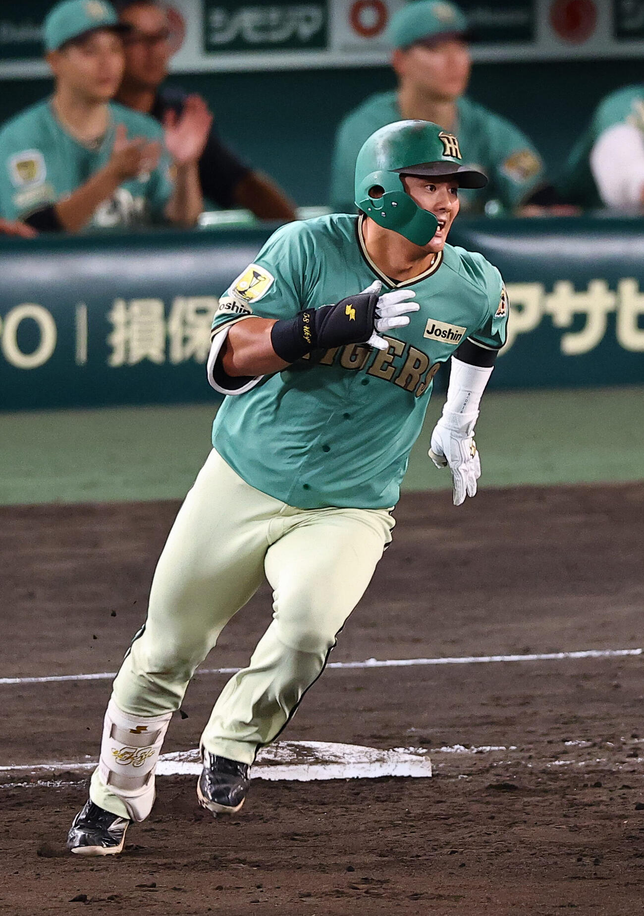 阪神対楽天　8回裏阪神1死一塁、前川右京は二塁打を放つ（撮影・上田博志)　甲子園球場、阪神対楽天3回戦