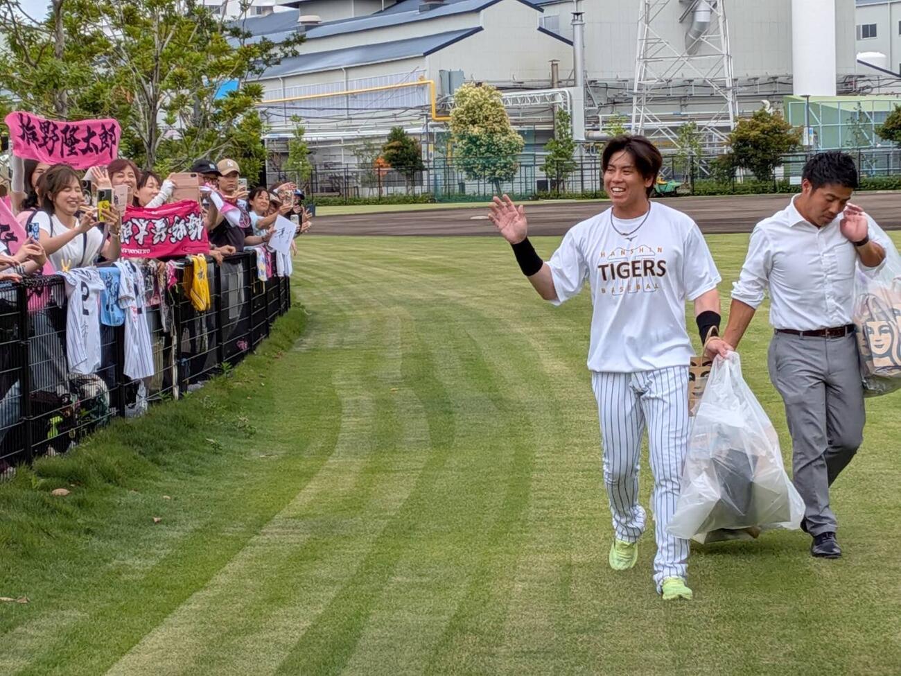 35歳の誕生日に大勢のファンからプレゼントをもらった阪神梅野隆太郎は歓声に応える（撮影・柏原誠）