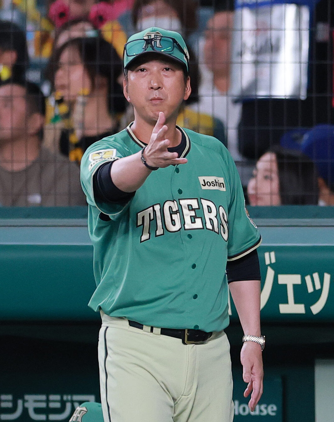 阪神対楽天　8回裏阪神1死一塁、藤川球児監督は代打前川右京を球審に告げる（撮影・上山淳一）