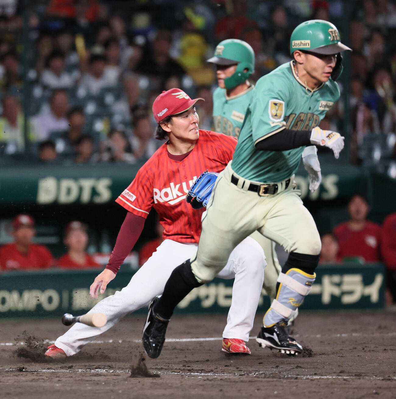 阪神対楽天　8回裏阪神1死二、三塁、熊谷敬宥はスクイズを決める（撮影・宮崎幸一）