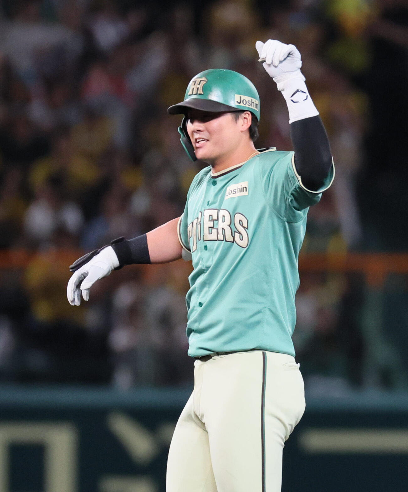 阪神対楽天　8回裏阪神1死一塁、前川右京は二塁打を放つ（撮影・宮崎幸一）