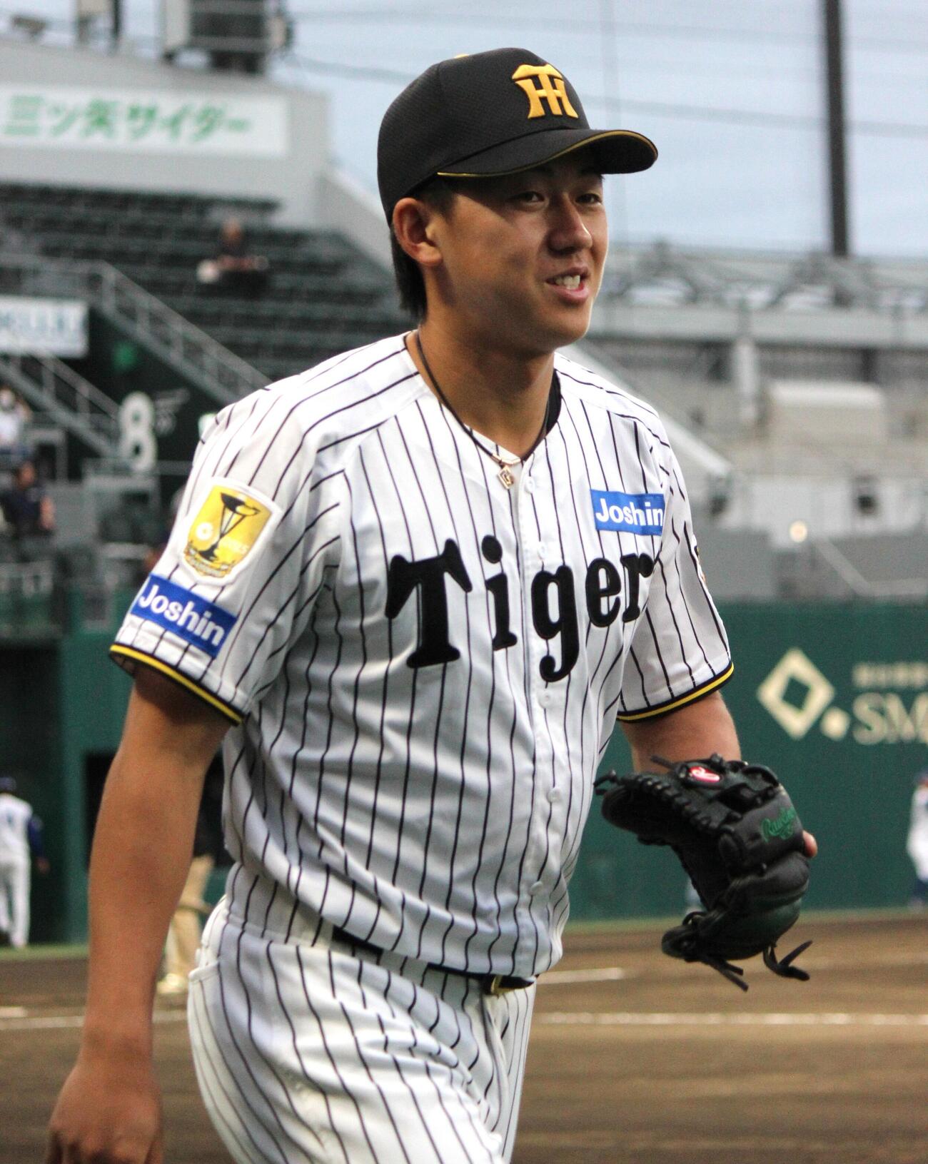 試合中に笑みをこぼす阪神立石（撮影・柏原誠）