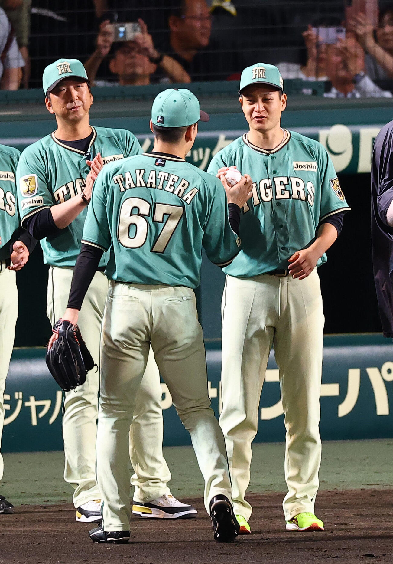 阪神対楽天　3勝目を上げた大竹耕太郎（右）は高寺望夢から勝利球を受け取る（撮影・上田博志)　甲子園球場、阪神対楽天3回戦