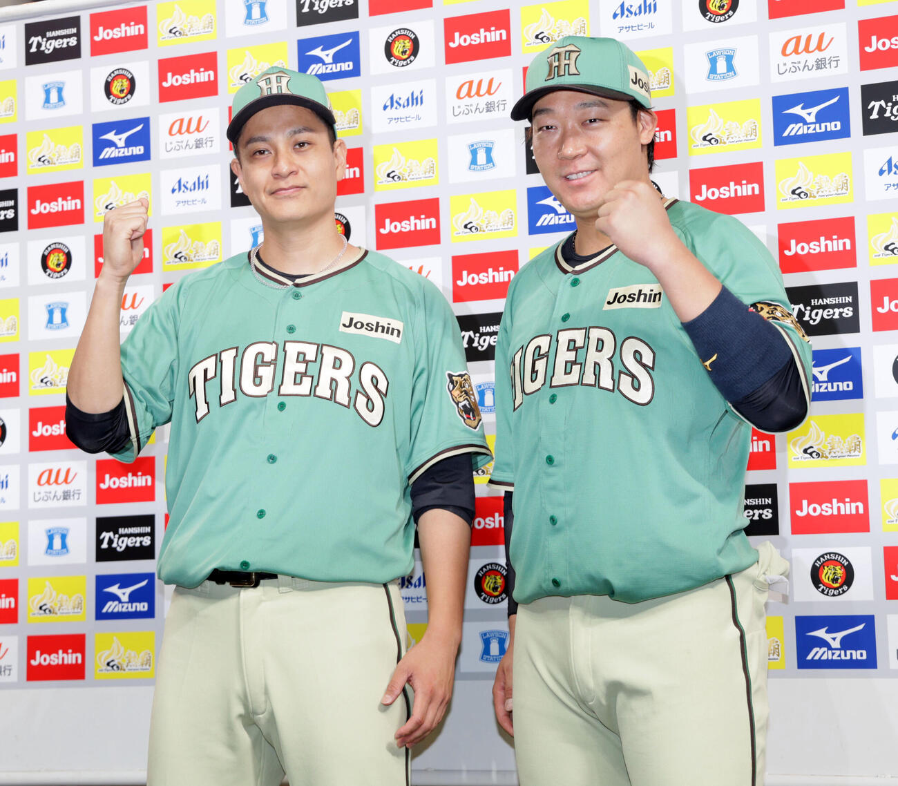 阪神対楽天　ヒーローインタビューを受け、ポーズをとる阪神大竹耕太郎（左）と大山悠輔（撮影・宮崎幸一）