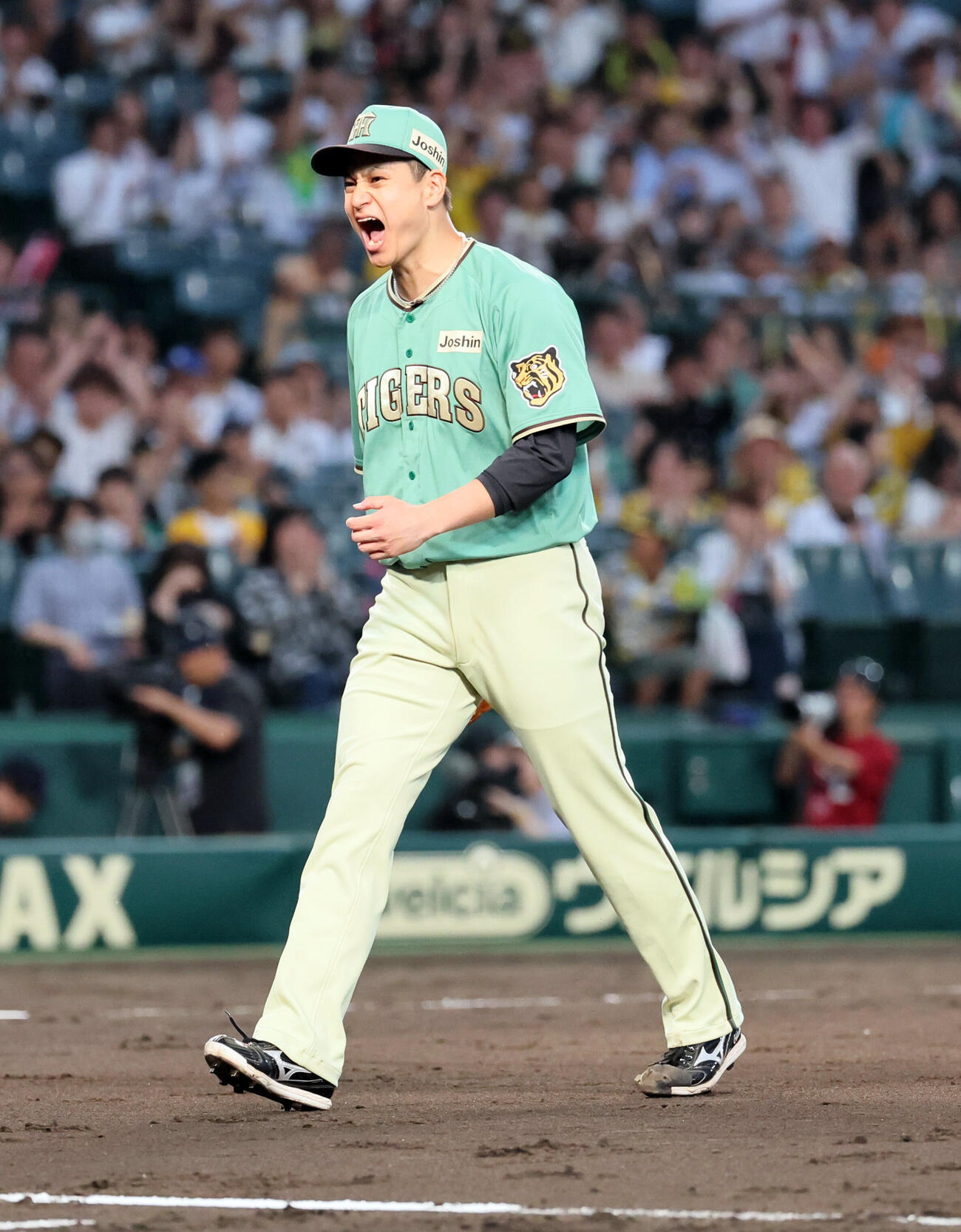 阪神対楽天　5回表楽天1死一、三塁、大竹耕太郎は村林一輝を遊ゴロ併殺打に取り雄たけびを上げる（撮影・宮崎幸一）