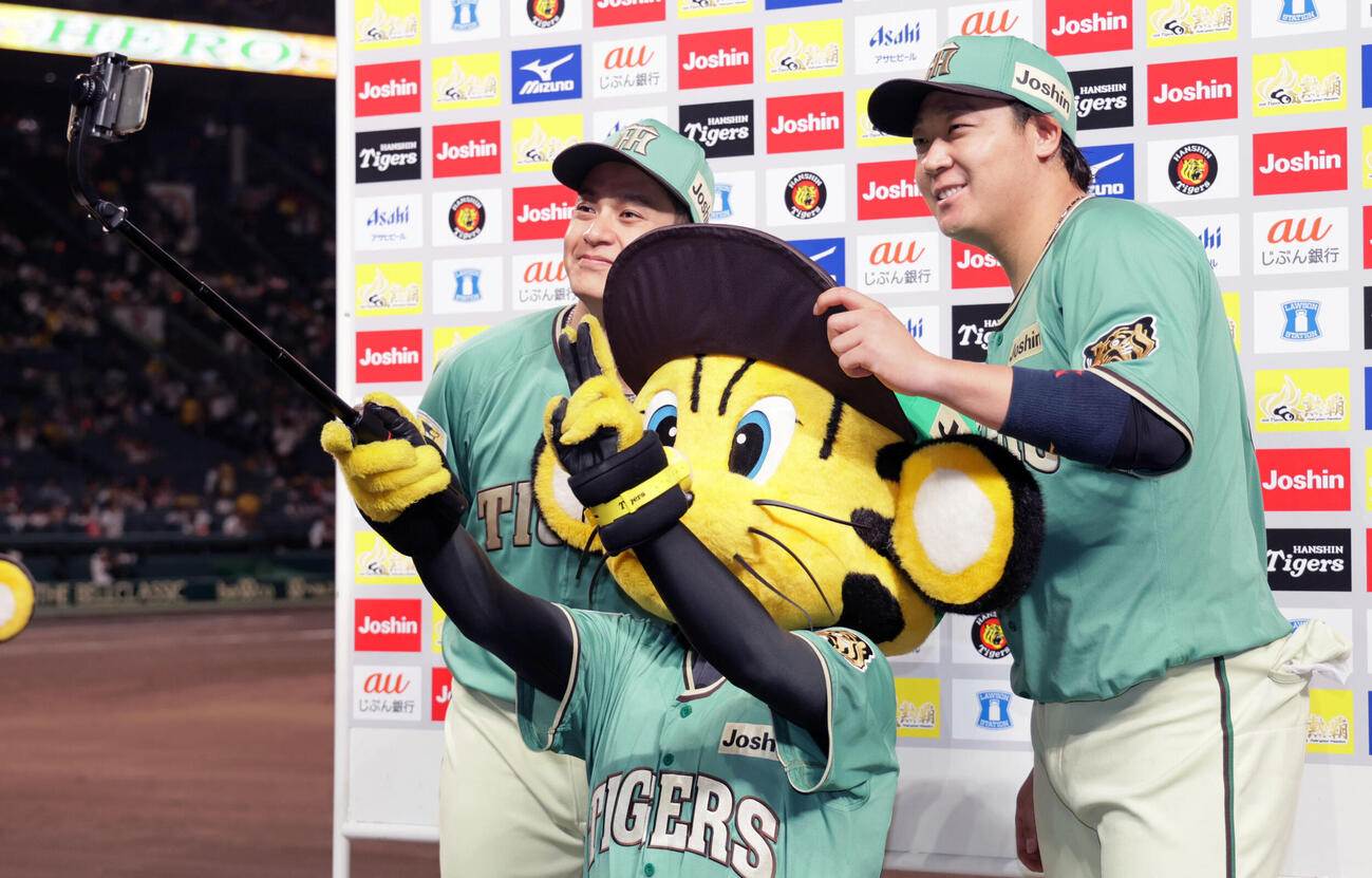 阪神対楽天　ヒーローインタビューを受け、ポーズをとる阪神大竹耕太郎（左）と大山悠輔（撮影・宮崎幸一）