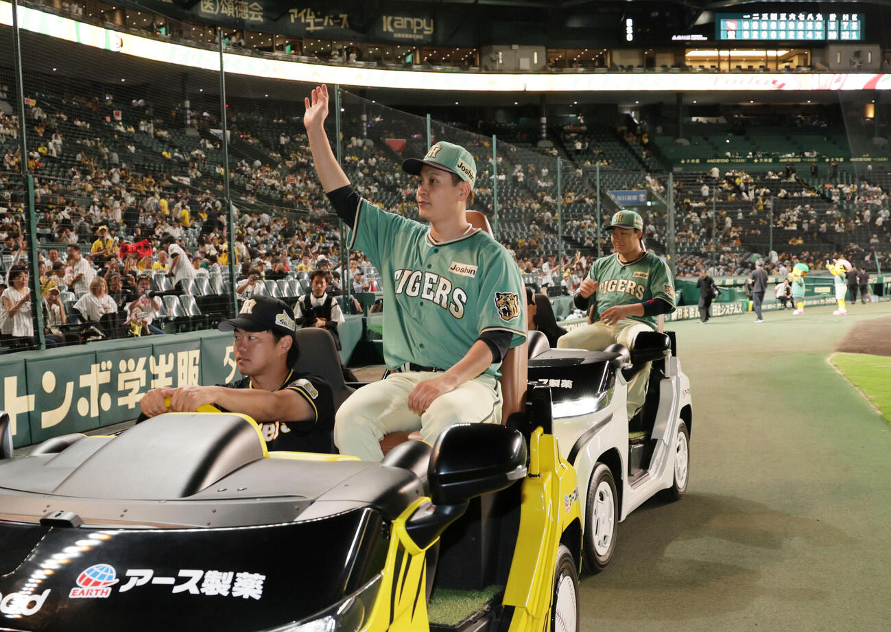 阪神対楽天　ヒーローインタビューを受け、場内1周に向かう阪神大竹耕太郎（左）と大山悠輔（撮影・宮崎幸一）