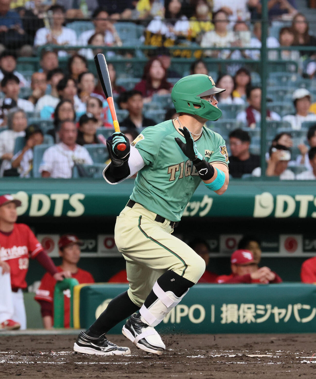 阪神対楽天　2回裏阪神無死、阪神佐藤輝明は中前打を放つ（撮影・宮崎幸一）