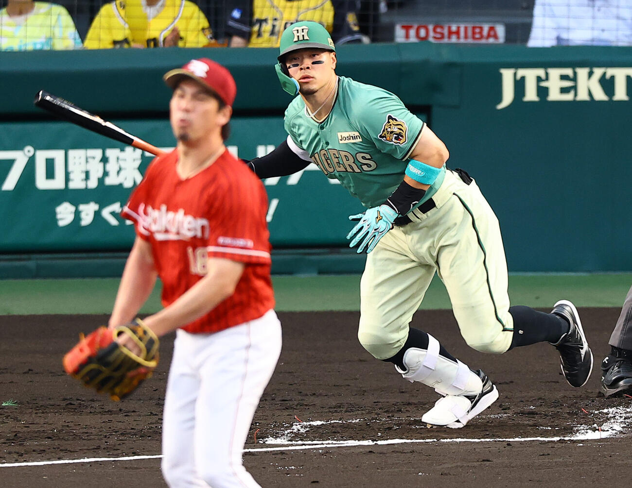 阪神対楽天　2回裏阪神無死、佐藤輝明は安打を放つ。投手は前田健太（撮影・上田博志)