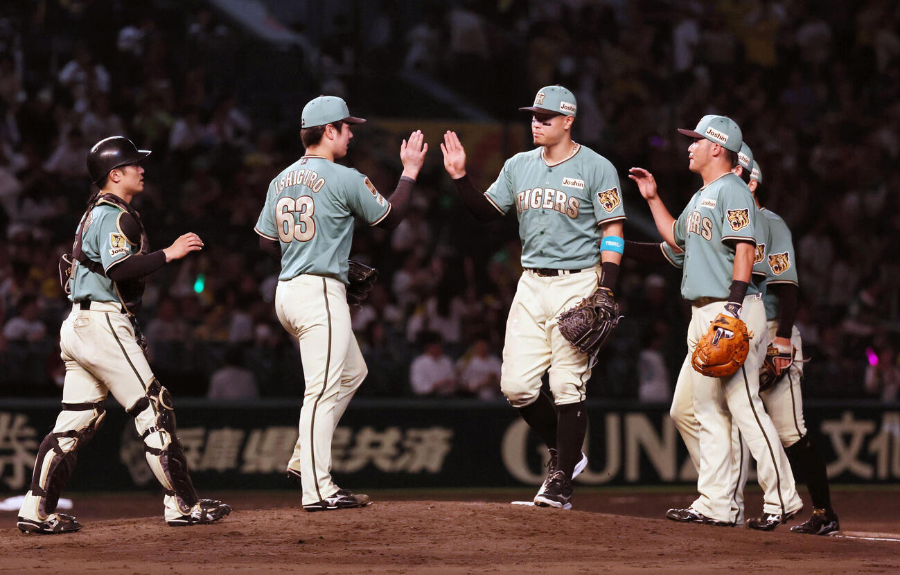 阪神対楽天　最後を締めた阪神石黒佑弥（中央左）は佐藤輝明らとハイタッチ（撮影・宮崎幸一）