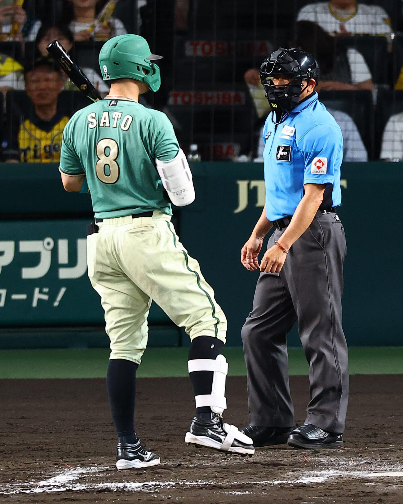 阪神対楽天　7回裏阪神2死二塁、見逃し三振に倒れた佐藤輝明は真鍋球審と顔を合わせる（撮影・上田博志)　
