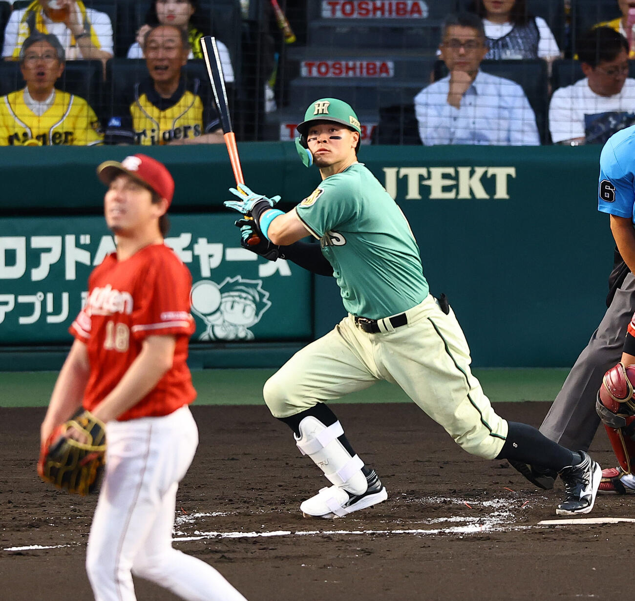 阪神対楽天　4回裏阪神1死、佐藤輝明は二塁打を放つ（撮影・上田博志)