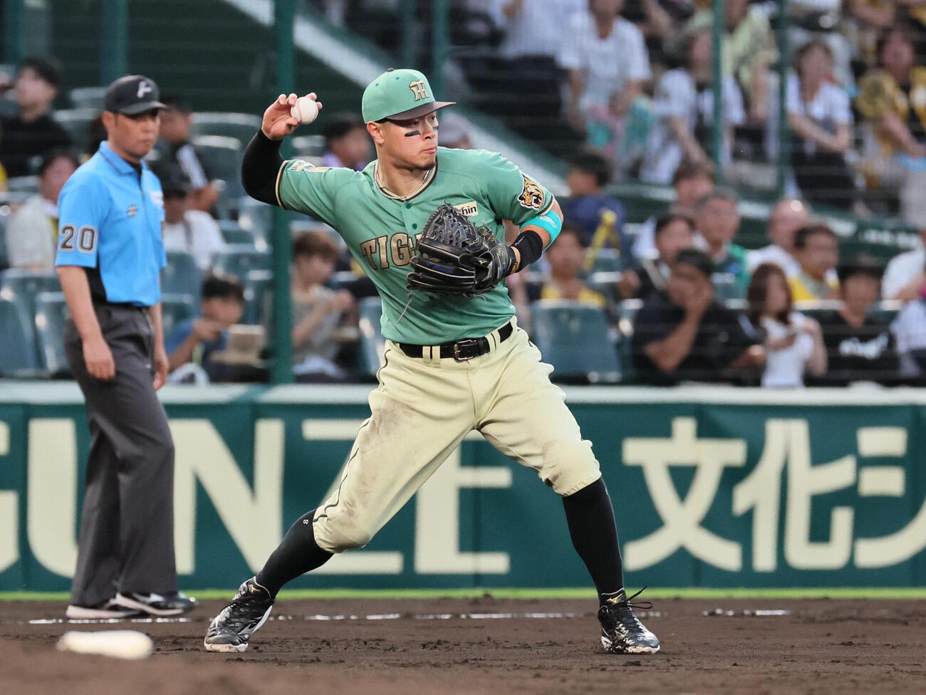 阪神対楽天　4回表楽天1死一塁、佐藤輝明は辰己涼介を三塁ゴロ併殺打に取る（撮影・宮崎幸一）
