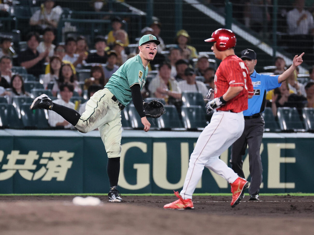 阪神対楽天　8回表楽天1死二、三塁、佐藤輝明は石原彪のい打球を好捕するが一塁に悪送球し、2点を献上する（撮影・宮崎幸一）