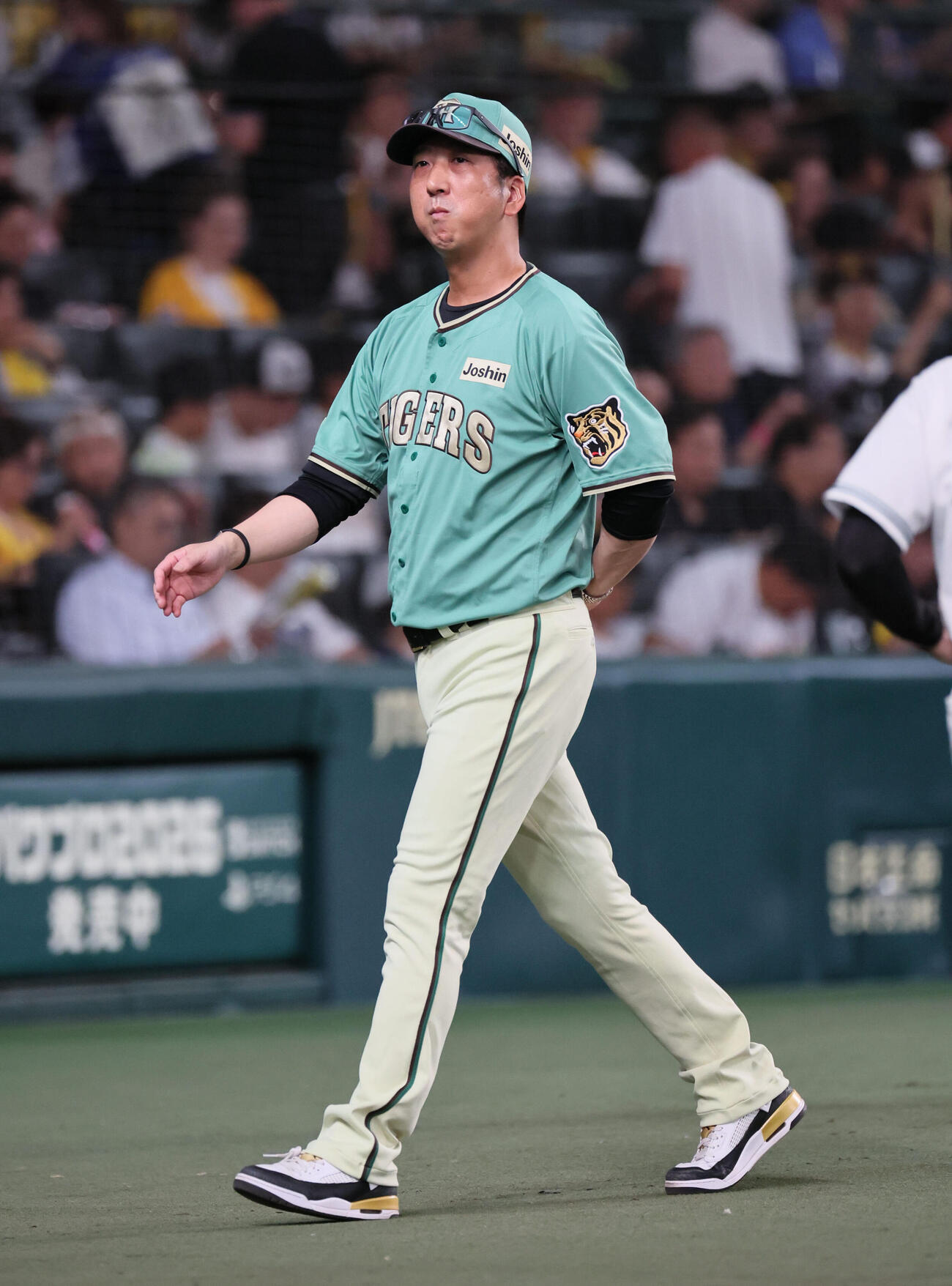 阪神対楽天　6回裏阪神攻撃終了、交代を告げた阪神藤川球児監督（撮影・宮崎幸一）