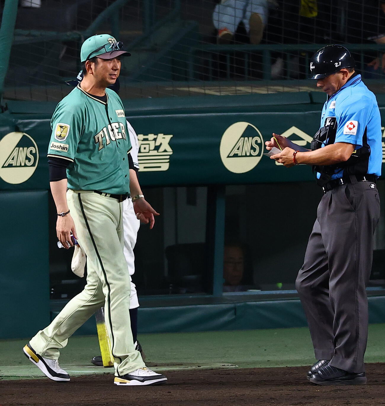 阪神対楽天　選手交代を告げる藤川球児監督（撮影・上田博志)　甲子園球場、阪神対楽天3回戦