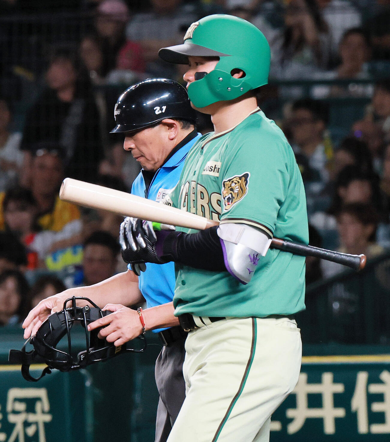 阪神対楽天　7回裏阪神2死二塁、打席に向かう森下翔太。奥は真鍋勝已球審（撮影・上山淳一）