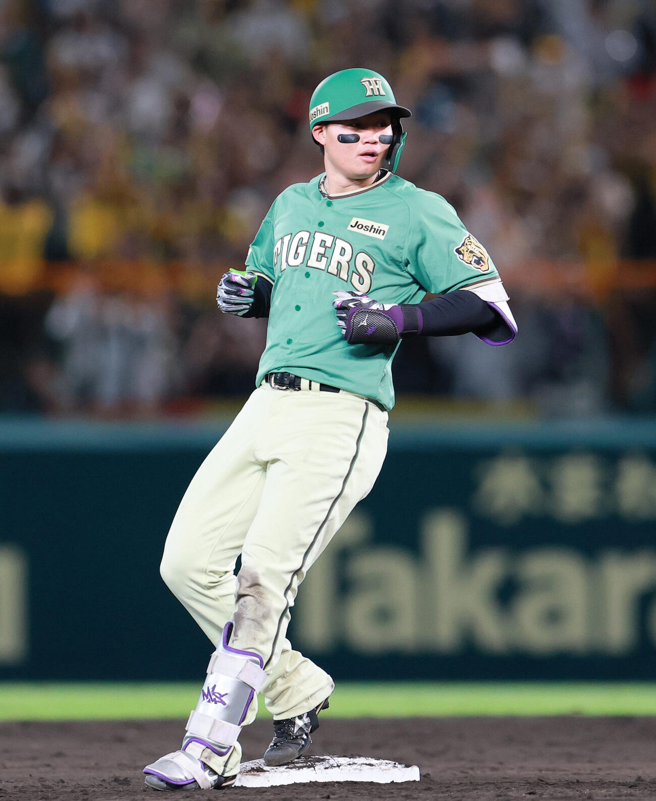 阪神対楽天　7回裏阪神2死二塁、森下翔太は適時二塁打を放ち二塁に向かう（撮影・上山淳一）
